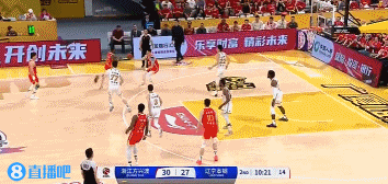 差点就是名画!奈特突破试图单臂隔人炸扣!但是扣飞了...😲